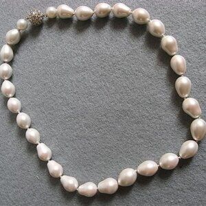 Glass pearl baroque necklace